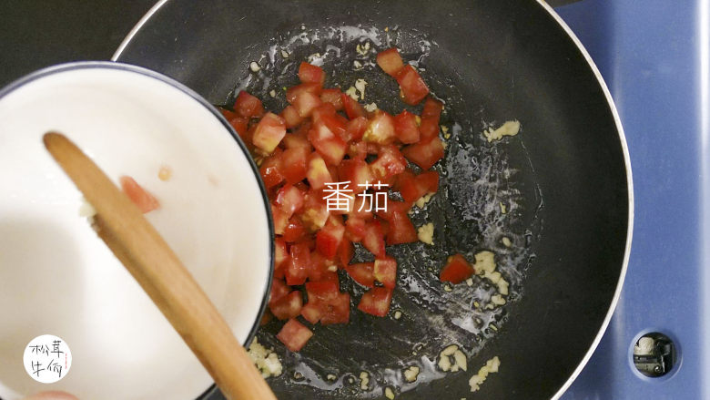 视频｜茄汁松茸鸡胸肉｜牛佤松茸食谱,热锅下油，爆香蒜，放入番茄，加入适量清水熬煮。