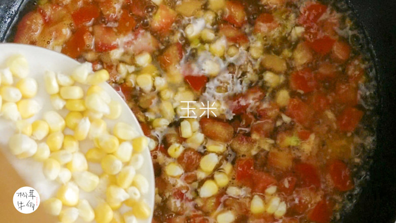 视频｜茄汁松茸鸡胸肉｜牛佤松茸食谱,放入玉米，继续熬煮。
