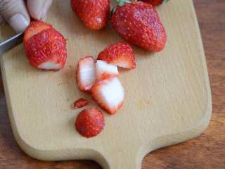 超好喝的草莓大果粒牛奶~,草莓洗净、去蒂、切丁。
