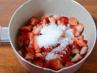 超好喝的草莓大果粒牛奶~,预留出一部分草莓丁，一会放入牛奶中用。其余放入奶锅，加入细砂糖。