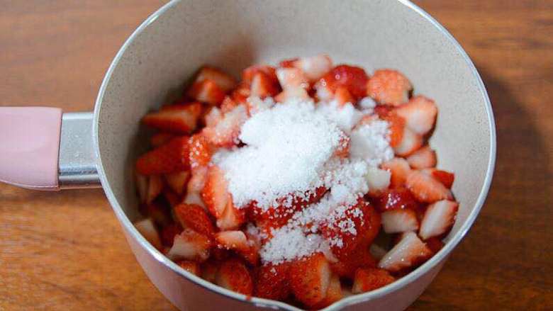 超好喝的草莓大果粒牛奶~,预留出一部分草莓丁，一会放入牛奶中用。其余放入奶锅，加入细砂糖。