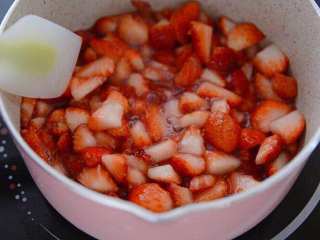 超好喝的草莓大果粒牛奶~,小火熬煮。