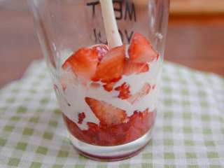 超好喝的草莓大果粒牛奶~,倒入牛奶。有草莓丁挡着不需要害怕草莓酱被冲起来。