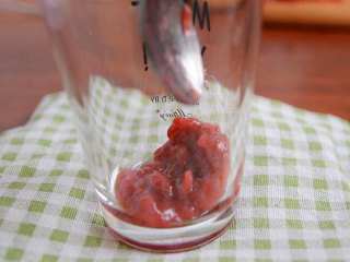 超好喝的草莓大果粒牛奶~,杯底放入草莓酱。