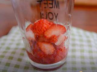 超好喝的草莓大果粒牛奶~,放入草莓丁。