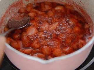 超好喝的草莓大果粒牛奶~,煮开后，去除浮沫。这部分含涩汁，影响口感。