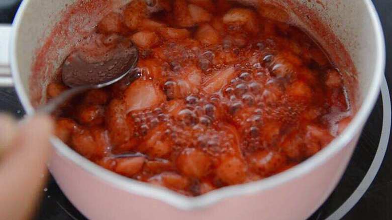 超好喝的草莓大果粒牛奶~,煮开后，去除浮沫。这部分含涩汁，影响口感。