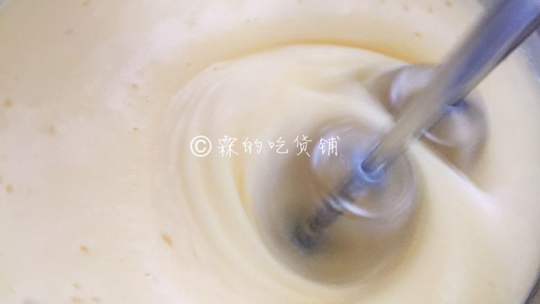 蜜红豆小米蒸蛋糕,一点一点的，你会发现蛋液会变得浓稠起来。