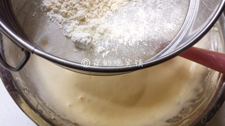 蜜红豆小米蒸蛋糕,剩下的蛋糕粉分两次筛入，每次都要等完全翻版均匀了，再筛入下一次。