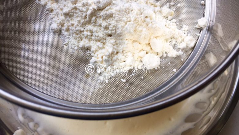 蜜红豆小米蒸蛋糕,筛入三分之一的小米蛋糕粉。