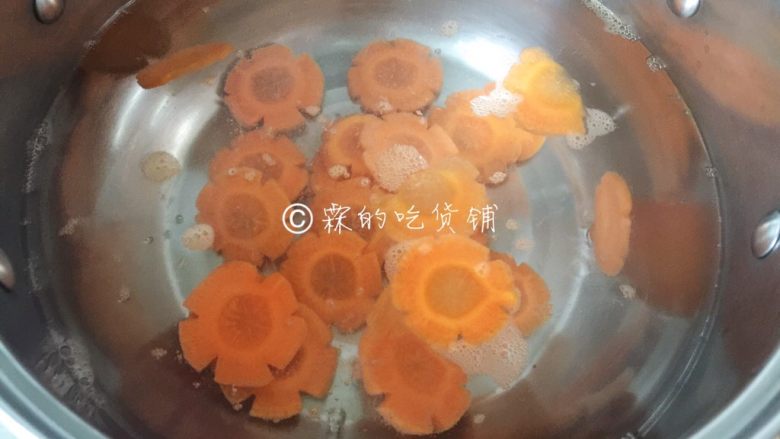 荷塘月色—时蔬小炒,然后把除了蘑菇之外的所有食材依次下锅汆烫。