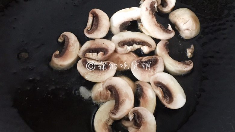 荷塘月色—时蔬小炒,起油锅，先煸蘑菇片。