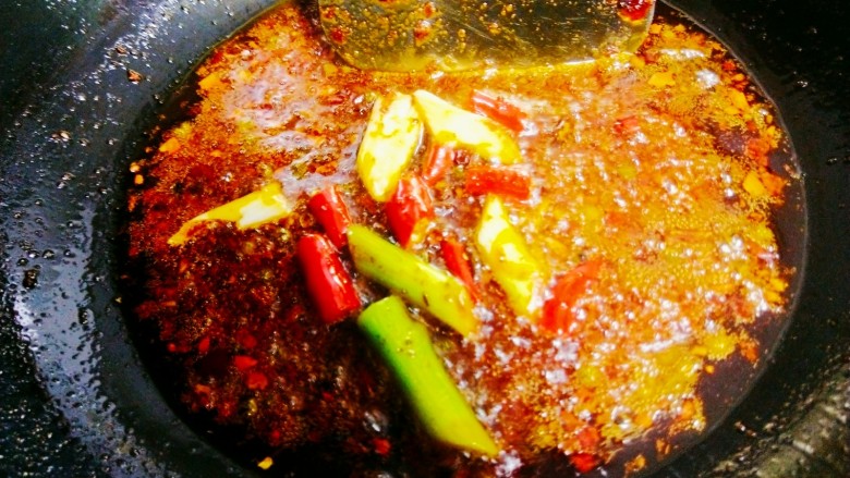 牛蛙冒菜,熔化后加入葱，姜，小米椒，花椒爆炒
