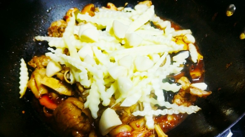 牛蛙冒菜,土豆烧至少量水后，加入切好的土豆，翻炒