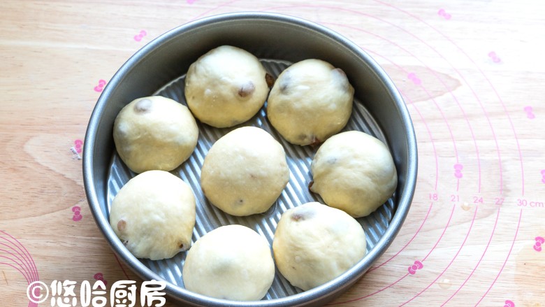 蒸面包,面团平均分割成8份，滚圆后放入模具中，继续在室温下进行二次发酵。发酵的面团注意盖保鲜膜保湿。
