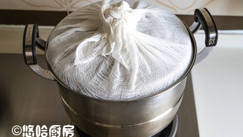 蒸面包,如果有竹笼屉的，最好用竹笼屉，目的是避免水滴落在面团上。没有的话，就用一块纱布包住锅盖，在锅盖外面打好结。