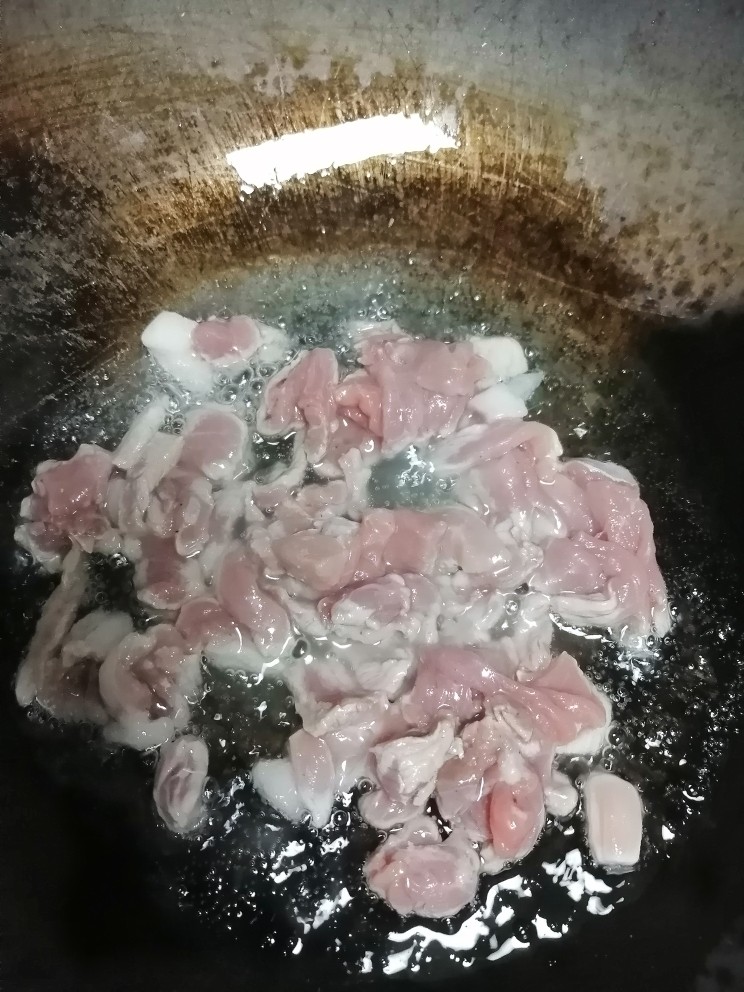 超级下饭的白辣椒大蒜炒肉,倒入猪肉翻炒