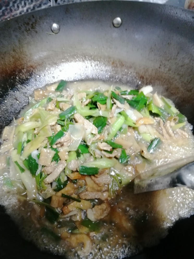 超级下饭的白辣椒大蒜炒肉,加少量的水一起煮