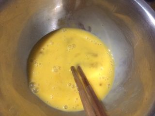 减肥香蕉燕麦棒,鸡蛋磕入碗中，用筷子搅散；