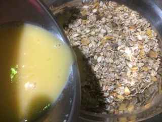 减肥香蕉燕麦棒,燕麦片倒入盆里，加入牛奶鸡蛋液，搅拌均匀；