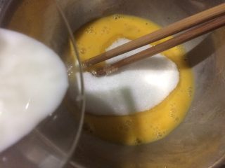 减肥香蕉燕麦棒,牛奶倒入鸡蛋液中，混合均匀；