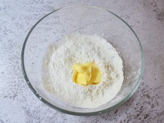 红枣派（雪燕五红丸）,然后加入白糖、提前软化的黄油