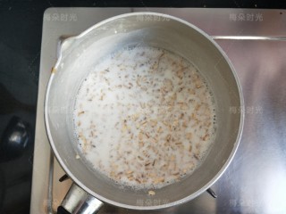 紫薯燕麦思慕雪,燕麦片用少量牛奶煮一下。