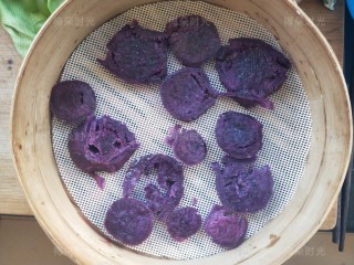 紫薯燕麦思慕雪,紫薯切片蒸熟，实际只需要一个紫薯。