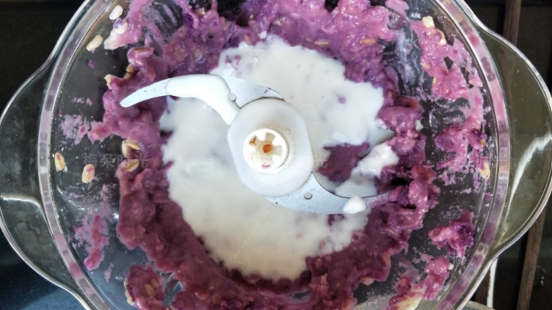 紫薯燕麦思慕雪,然后加入酸奶，（因为紫薯很干，所以酸奶选用那种稀点的就可以。）一丢丢白糖（根据自己口味增减），用搅拌机打成浓稠的糊。