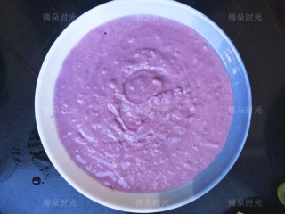 紫薯燕麦思慕雪,盛入一个敞口大碗中。