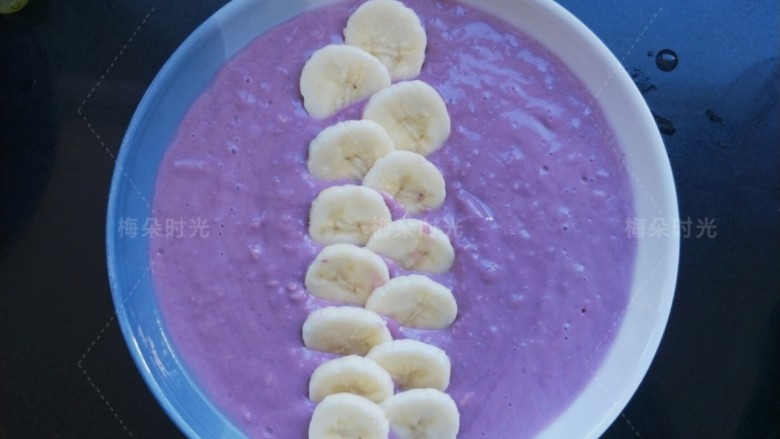 紫薯燕麦思慕雪,交错的摆在紫薯糊表面，