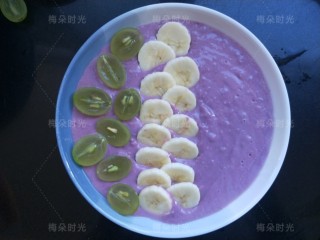紫薯燕麦思慕雪,青葡萄对半切开，摆在左侧。
