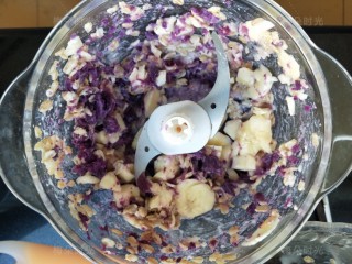 紫薯燕麦思慕雪,紫薯，一根香蕉，煮好的燕麦放进搅拌机里面搅碎。紫薯切片蒸熟，实际只需要一个紫薯。