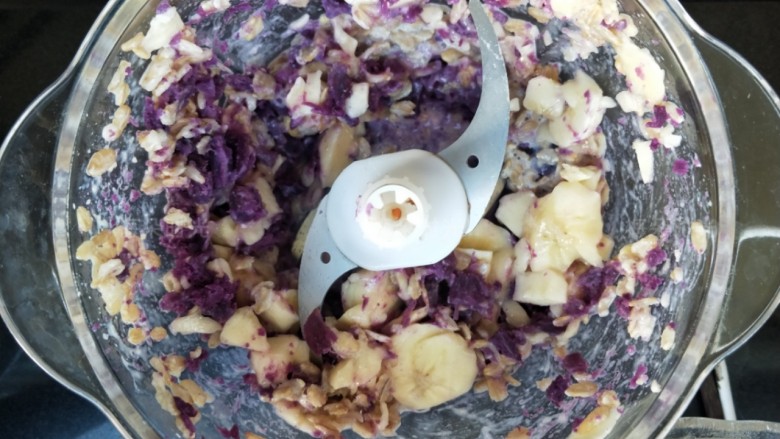 紫薯燕麦思慕雪,紫薯，一根<a style='color:red;display:inline-block;' href='/shicai/ 610'>香蕉</a>，煮好的燕麦放进搅拌机里面搅碎。紫薯切片蒸熟，实际只需要一个紫薯。