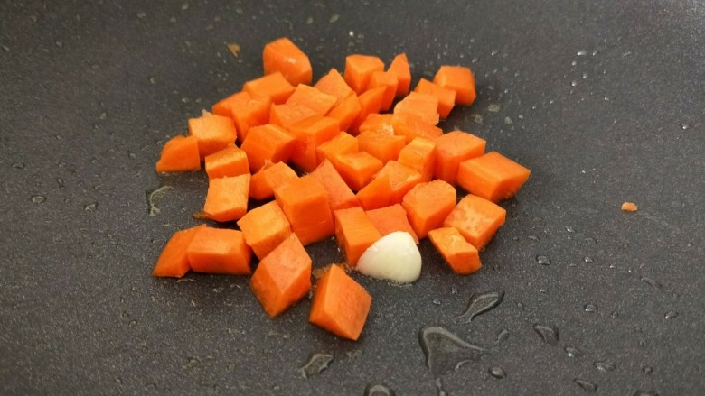 红枣蒜头焖饭,锅里不用再加油，直接倒入胡萝卜块，小火煎个二三十秒钟。