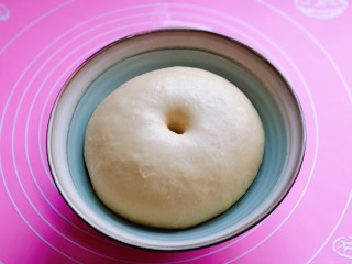蜜豆喜饼～香甜松软,发酵好的面团是原来的两倍大，用手指摁一下不回缩，不塌陷即为发酵完成。