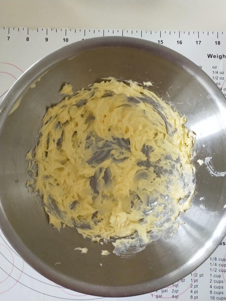 榴莲芝士派,黄油用打蛋器打顺滑即可。