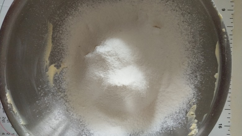 榴莲芝士派,加入过筛的低粉拌匀