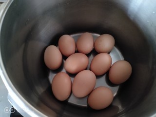 啤酒卤蛋,鸡蛋洗净放入锅中。