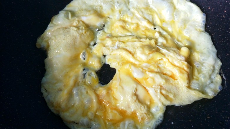 鱼香鸡蛋米粉,锅内放油，放入鸡蛋炒散盛出。