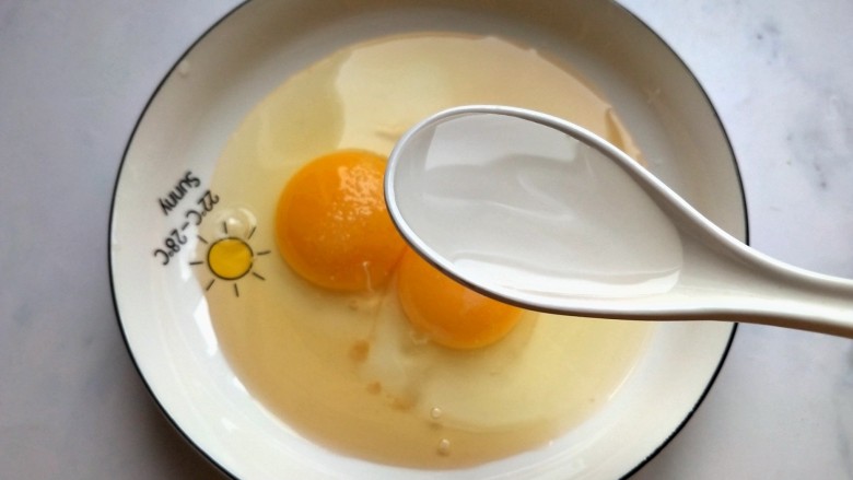 鸡蛋拌面,一勺清水。