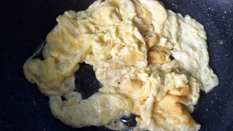 鸡蛋拌面,锅内放油，放入鸡蛋炒散盛出。