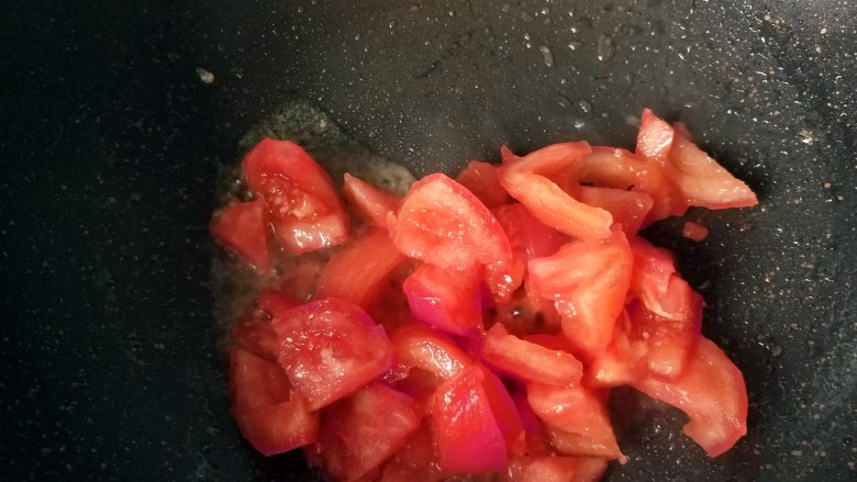 鸡蛋拌面,锅内再放一点油，放入番茄。