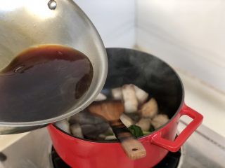 鹌鹑蛋红烧肉➕香菇鹌鹑蛋红烧肉,加入准备好的糖色