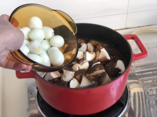 鹌鹑蛋红烧肉➕香菇鹌鹑蛋红烧肉,加入香菇和鹌鹑蛋