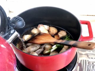 鹌鹑蛋红烧肉➕香菇鹌鹑蛋红烧肉,补充一些开水没过五花肉煮开