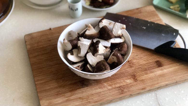 鹌鹑蛋红烧肉➕香菇鹌鹑蛋红烧肉,香菇去蒂洗净切块
