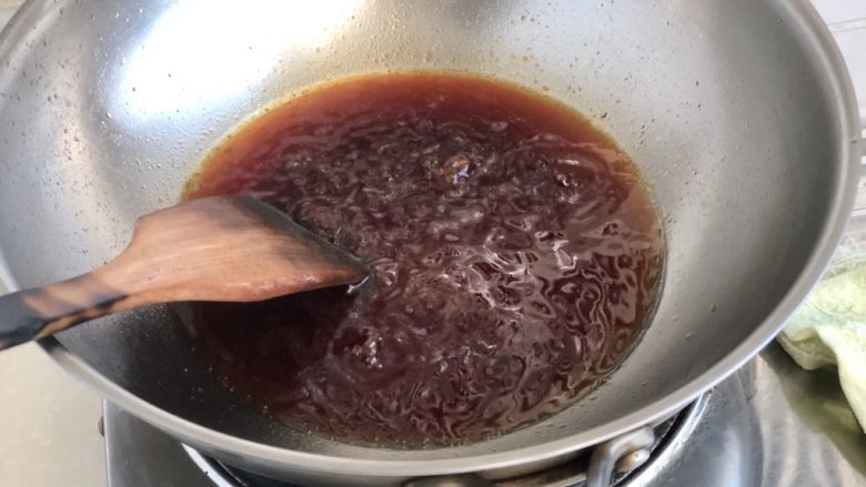 鹌鹑蛋红烧肉➕香菇鹌鹑蛋红烧肉,炒到大泡变小泡，颜色变枣红色，加入适量开水，翻出备用