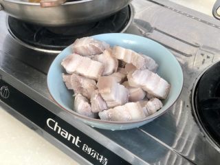 鹌鹑蛋红烧肉➕香菇鹌鹑蛋红烧肉,煮开后焯水三分钟，捞出温水洗净沥水备用