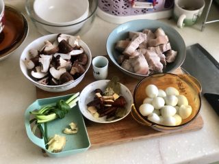 鹌鹑蛋红烧肉➕香菇鹌鹑蛋红烧肉,全部食材准备好